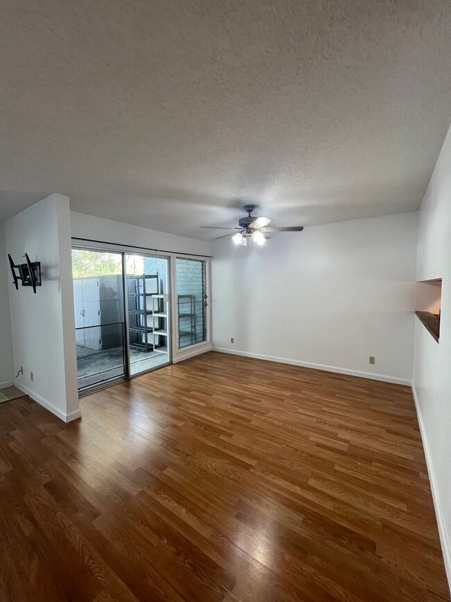 Building Photo - Updated 2-story TH with front yard & back ...