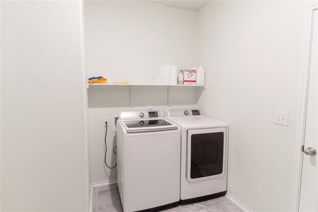 Building Photo - 606 Screech Owl Dr