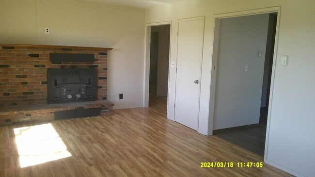 Building Photo - Quiet Country Home