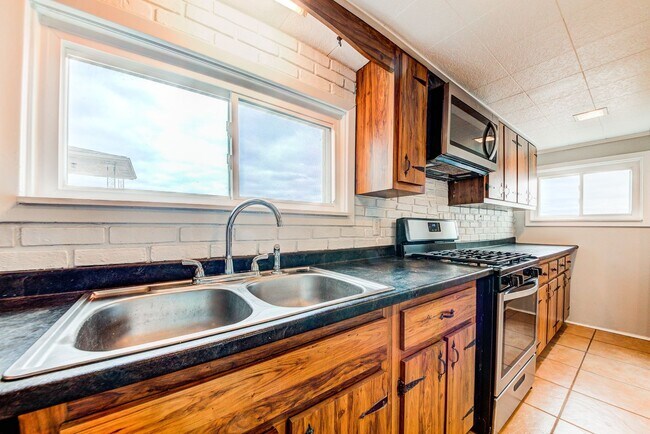 Building Photo - AVAILABLE JUNE 2026 -  4 Bedroom Full Renovation w/ Stunning Hilltop View & Central AC!