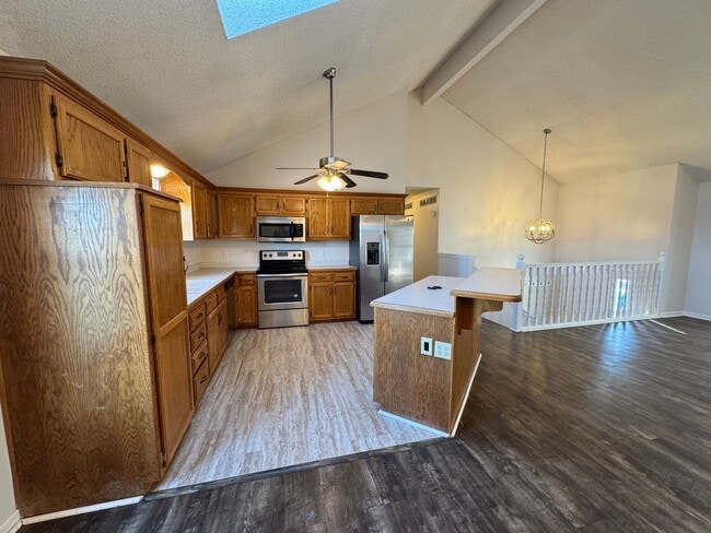 Building Photo - short term lease available