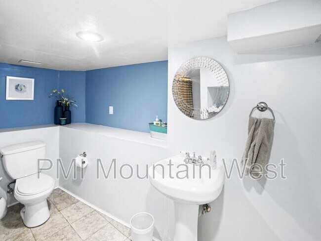 Building Photo - 647 Bryan Ave