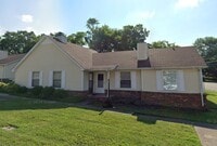 Building Photo - Desirable LOCATION in the heart of Bellevue!!