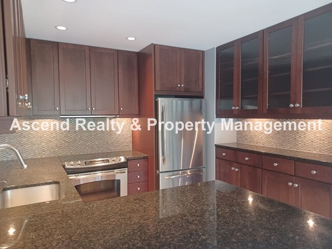 Building Photo - Stunning Views! 2 Level Condo Minutes to Downtown & PSU Incl Water/Sewer/Garbage & Parking