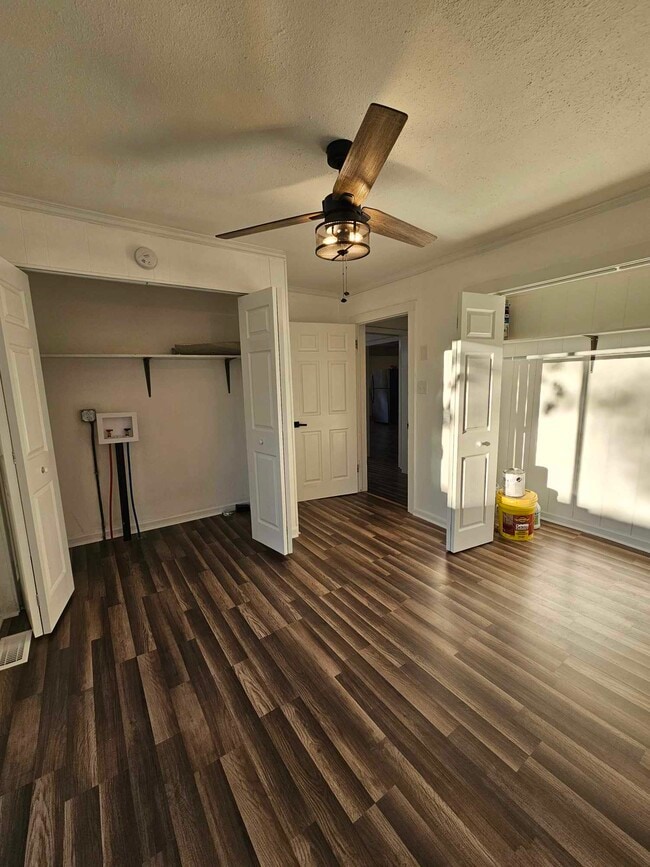 Building Photo - 203 S Fieldcrest Rd