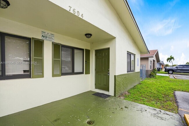 Building Photo - 7604 SW 10th Ct