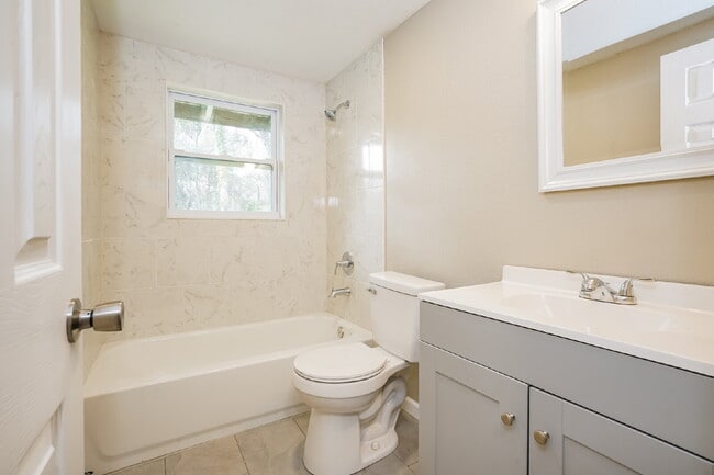 Building Photo - "Charming 3-Bed Sanctuary with Scenic Views in Floral City - 1608 Sq Ft of Comfort!"