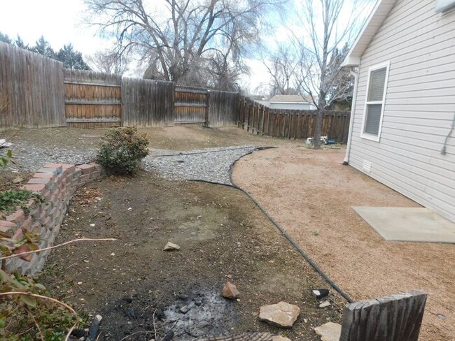 Building Photo - 3 bedroom home with fenced yard and garage...