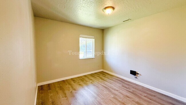 Building Photo - Beautifully Remodeled Home in Near Powell ...