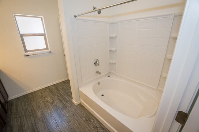 Building Photo - Great Open Floor Plan 3 Bedroom, 2 Bath, Central A/C in Holiday Subdivision!