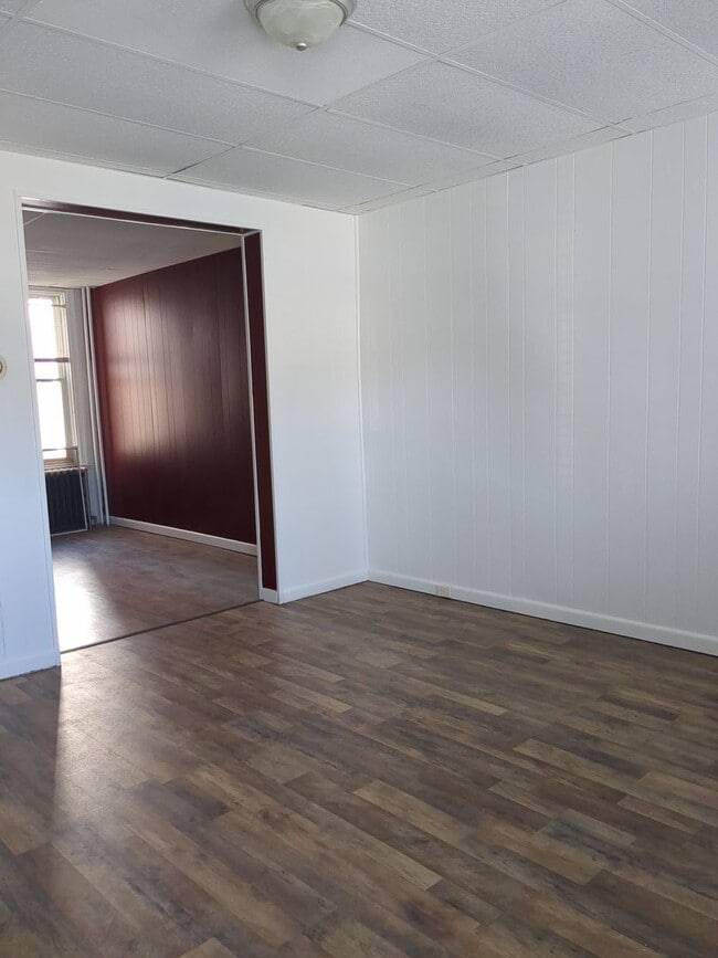 Building Photo - Recently renovated 4/5 Bedroom house