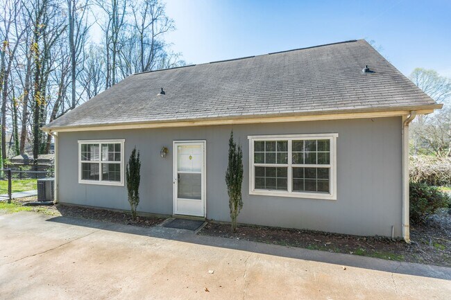 Building Photo - Spacious 3 bed 2 Bathroom House in Peace Haven Rd Winston-Salem
