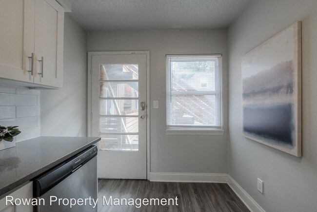 Building Photo - 2 br, 1 bath Apartment - 423-427 Maple Blvd.