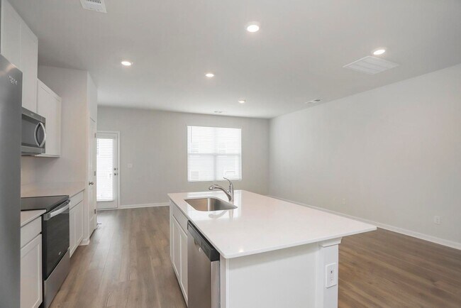 Building Photo - 250 Hazel Ln