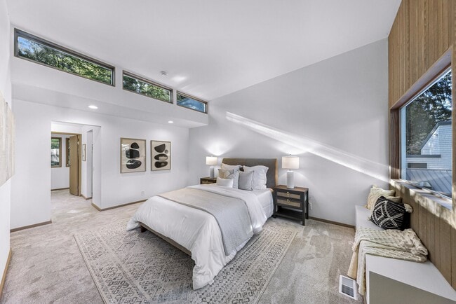 Building Photo - 2261 W Lake Sammamish Pkwy SE