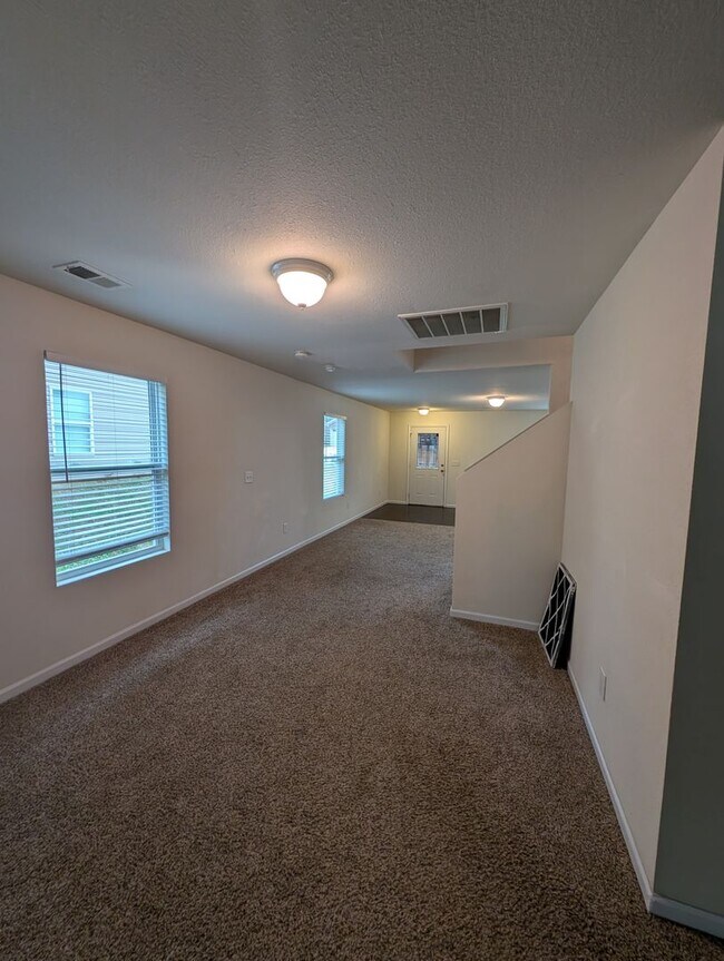 Building Photo - 204 Valleyside Dr NE