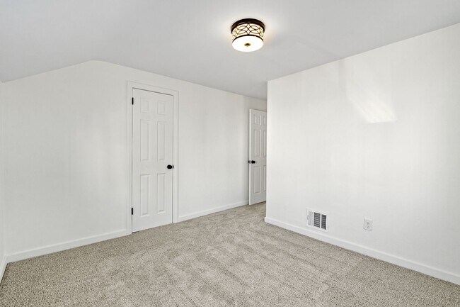 Building Photo - Newly Renovated 3 Bed/2.5 Bath Home - Cent...