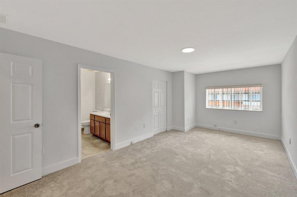 Building Photo - 3055 Riverside Dr