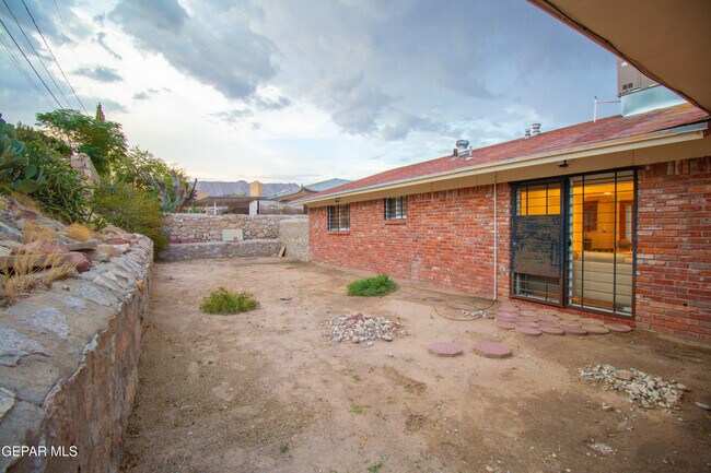Building Photo - 637 Westview Ave