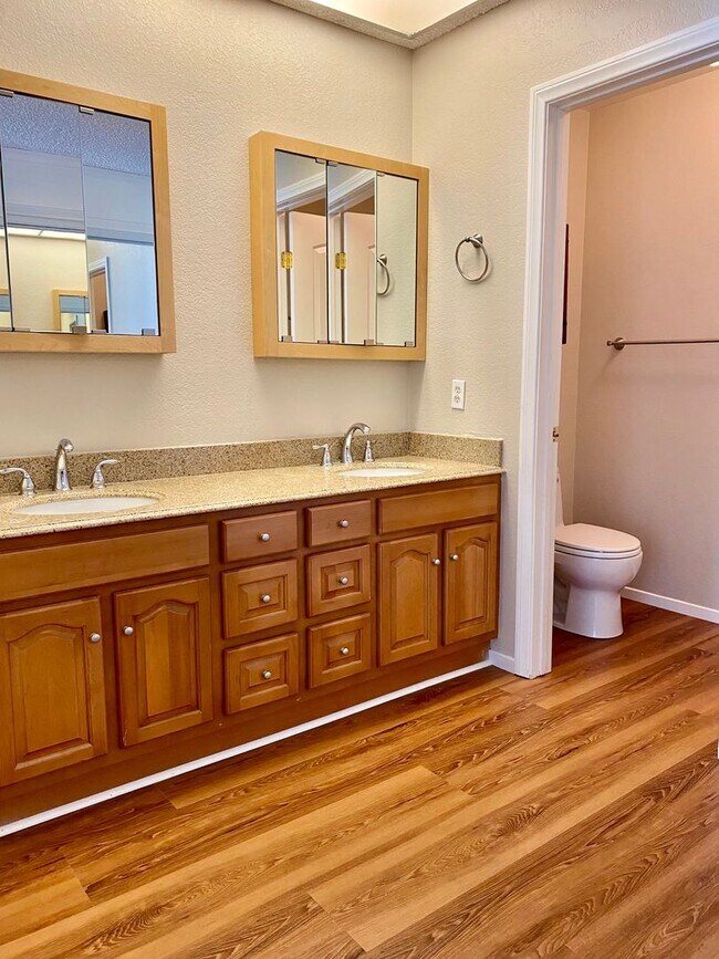 Building Photo - Amazing 4-bedroom home with a view, Availa...