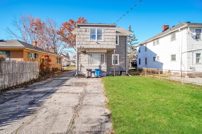Building Photo - 737 Hampton Ave