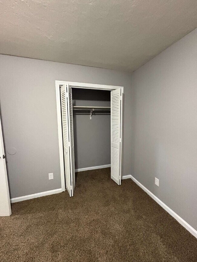 Building Photo - Recently Remodeled 2 Bedroom 1 Bathroom Duplex!