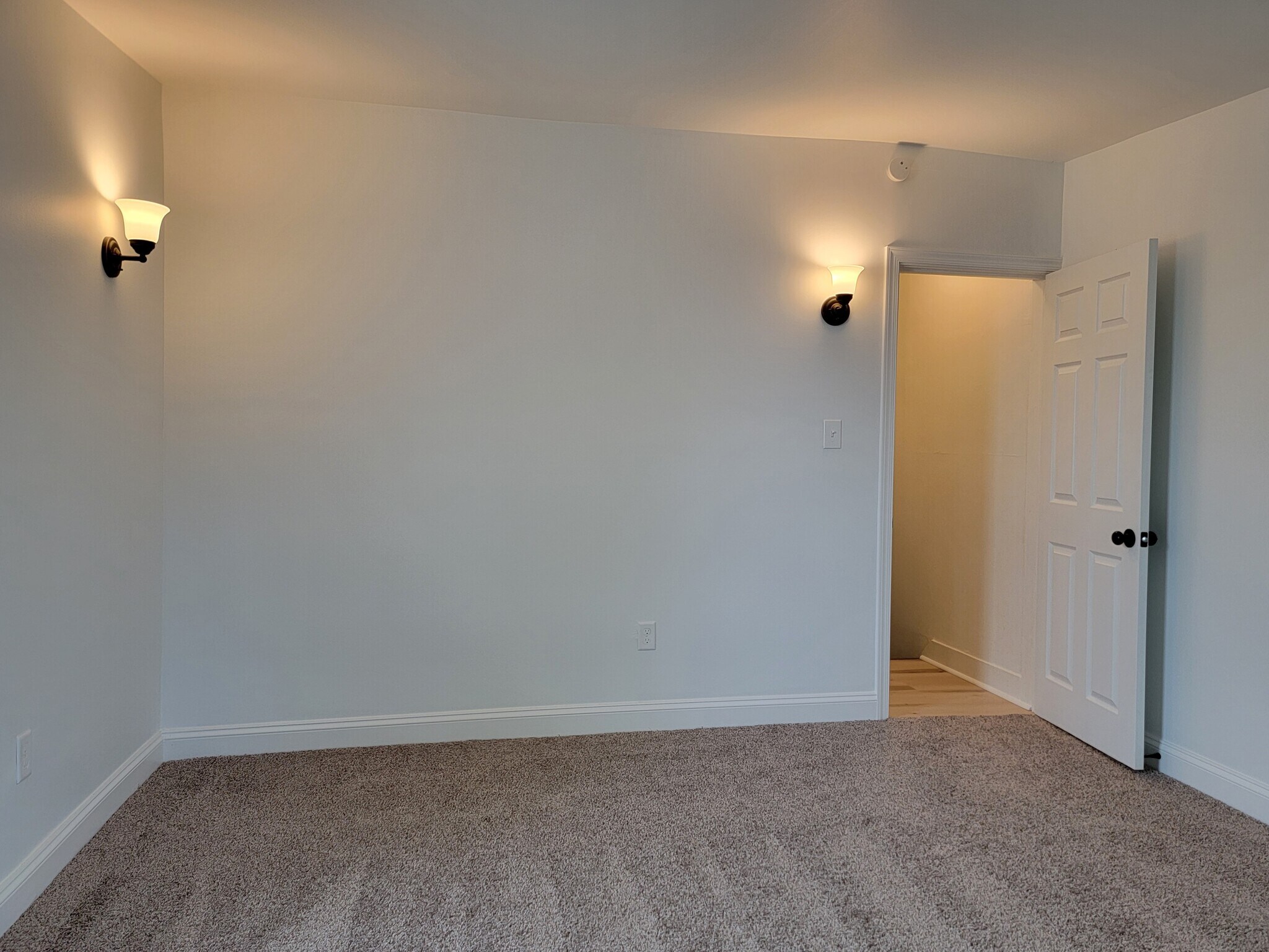 Building Photo - 113 E Chestnut St