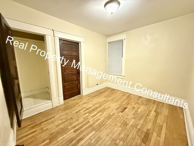 Building Photo - Beautiful Historic 2 bedroom Duplex