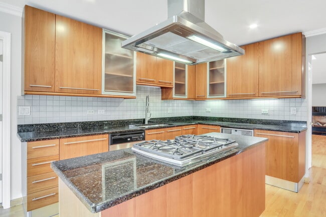 Building Photo - 1206 Lynn Terrace