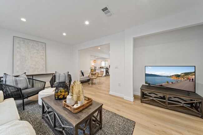 Building Photo - 11946 Aneta St