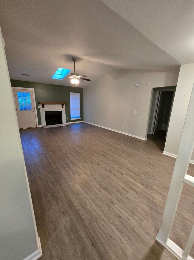 Building Photo - Charming 3 Bed 2 Bath home with ample yard...