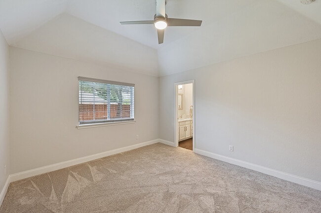 Building Photo - 711 Saratoga Dr