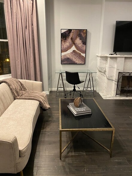 Building Photo - 32 E Bellevue Plz