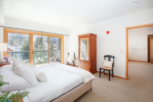 Building Photo - Evolve Real Estate: 3-6 Mos Lease Only Large Fully Furnished Condo Walking Distance to Keystone V...