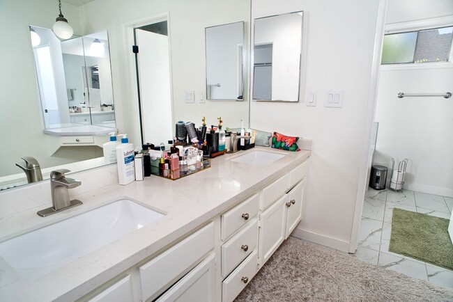 Building Photo - 18200 Andrea Cir S