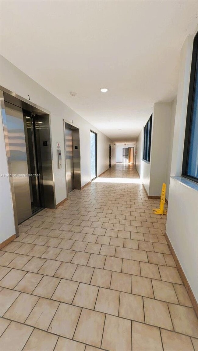 Building Photo - 1820 W 53rd St