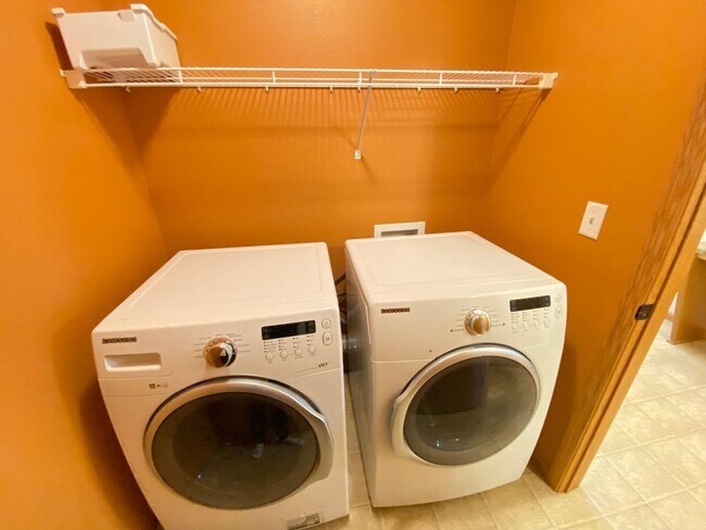 Building Photo - Four bed/2.5 bath townhome for August 2026!