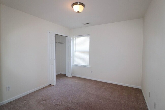 Building Photo - Well maintained 3 bedroom 2.5 bath home ne...