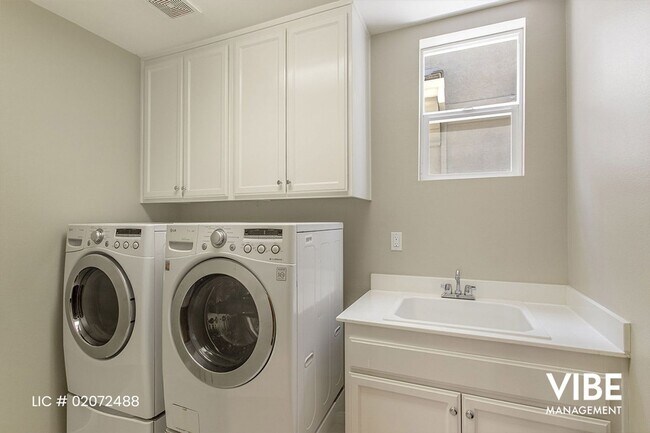 Building Photo - Spacious 3 bedroom plus office in Desirabl...