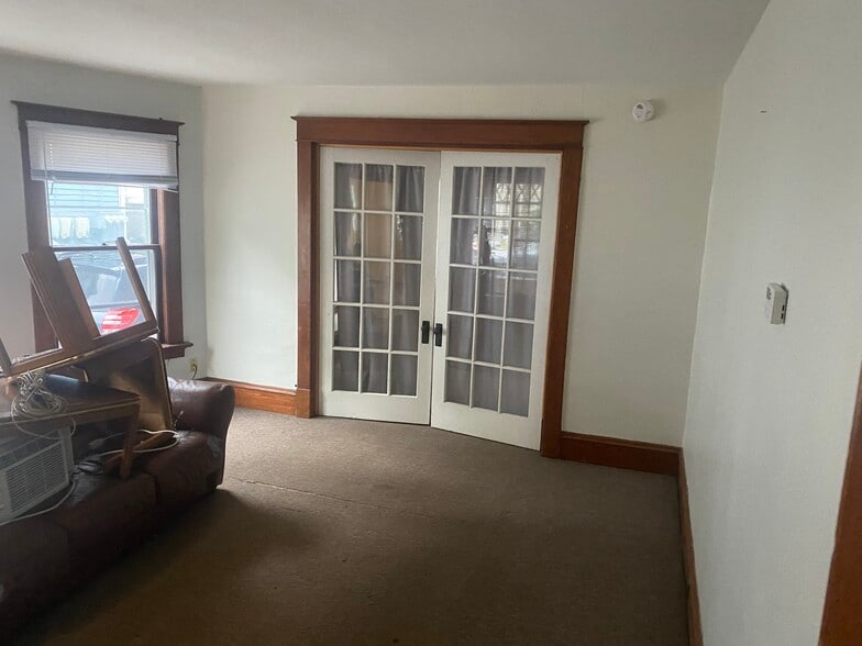 Building Photo - 58 King St