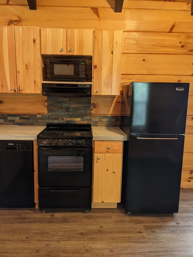 Building Photo - Private Black Mountain Cottage