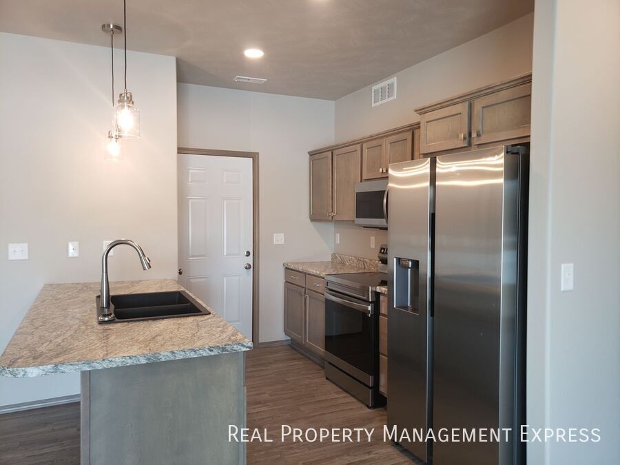 Building Photo - 3 Bedroom 2.5 Bathroom Townhome with a Bal...