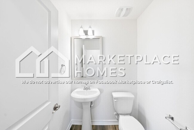 Building Photo - 4013 Woodside Dr