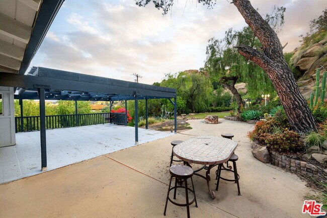 Building Photo - 8657 Valley Flores Dr