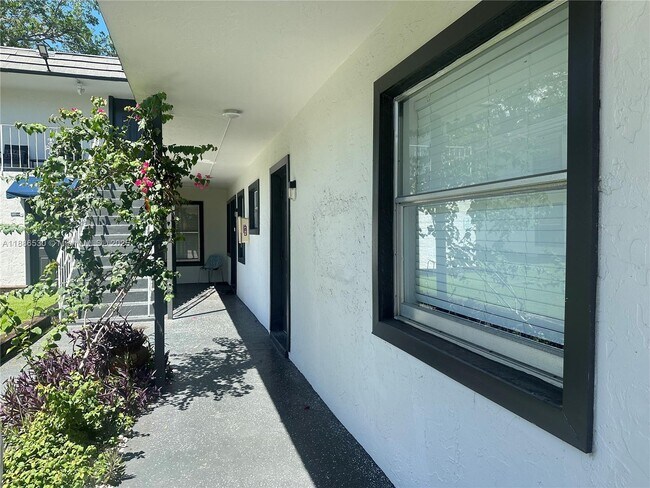 Building Photo - 1413 N Dixie Hwy