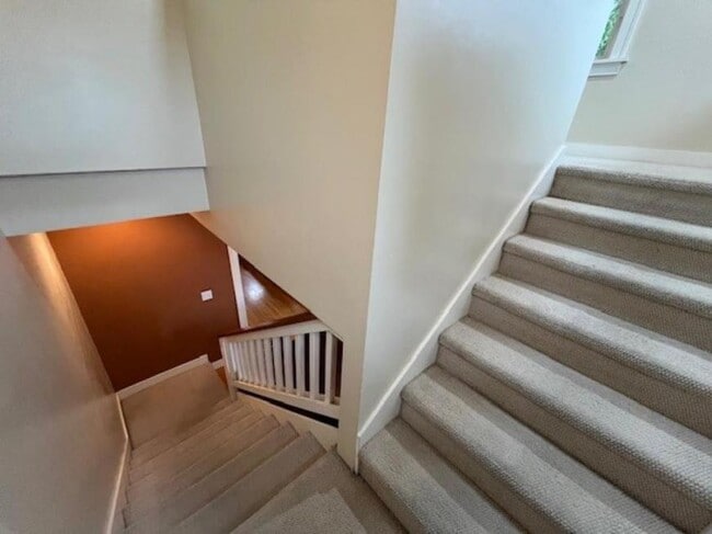 Building Photo - 4 bedroom in Seattle WA 98103
