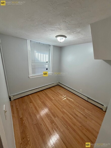 Building Photo - 587 Beacon St