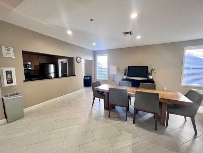 Building Photo - Remodled 1 bedroom 1 bath condo includes washer & dryer, water/garbage/parking!