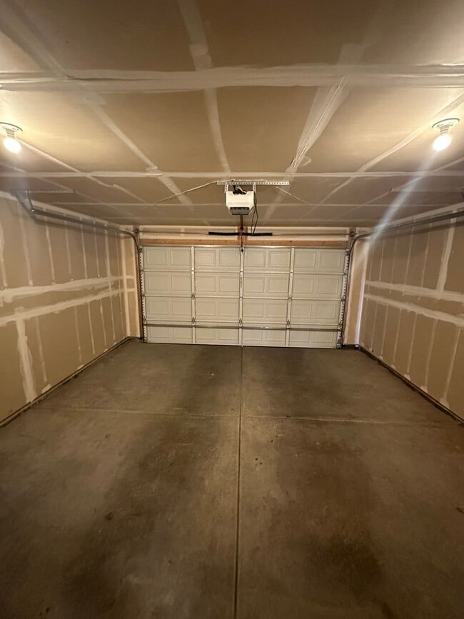 Building Photo - Amazing 3 bedroom townhome in Windsor!