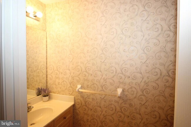 Building Photo - 1004 Julian Dr W